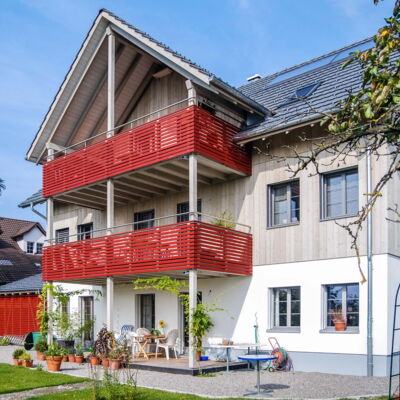 Mehrfamilienhaus Holzkonstruktion Balkone und Holzfassade