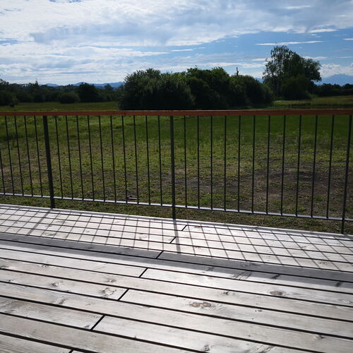 Holzdeck mit Geländer