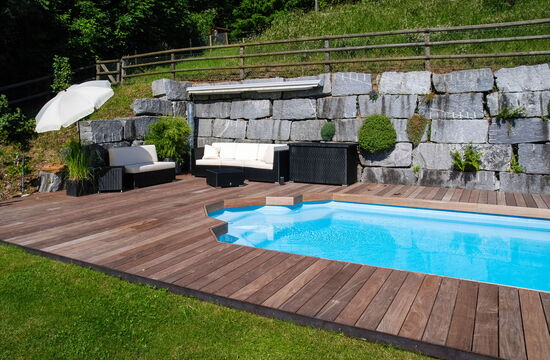 Holzdeck am Pool